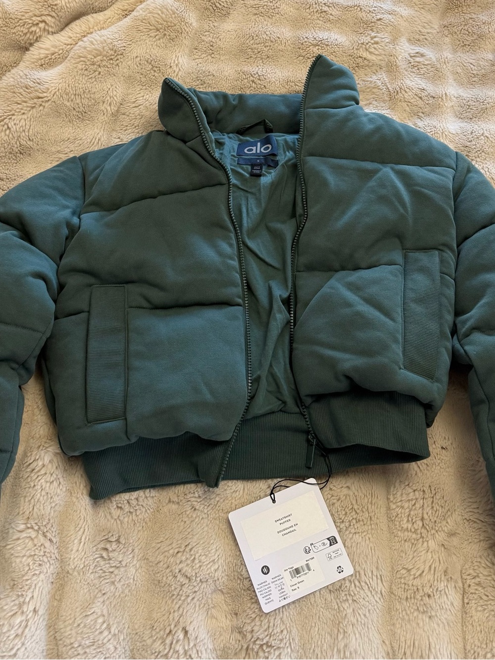 ALO Yoga Cropped Puffer Jacket in Teal Green